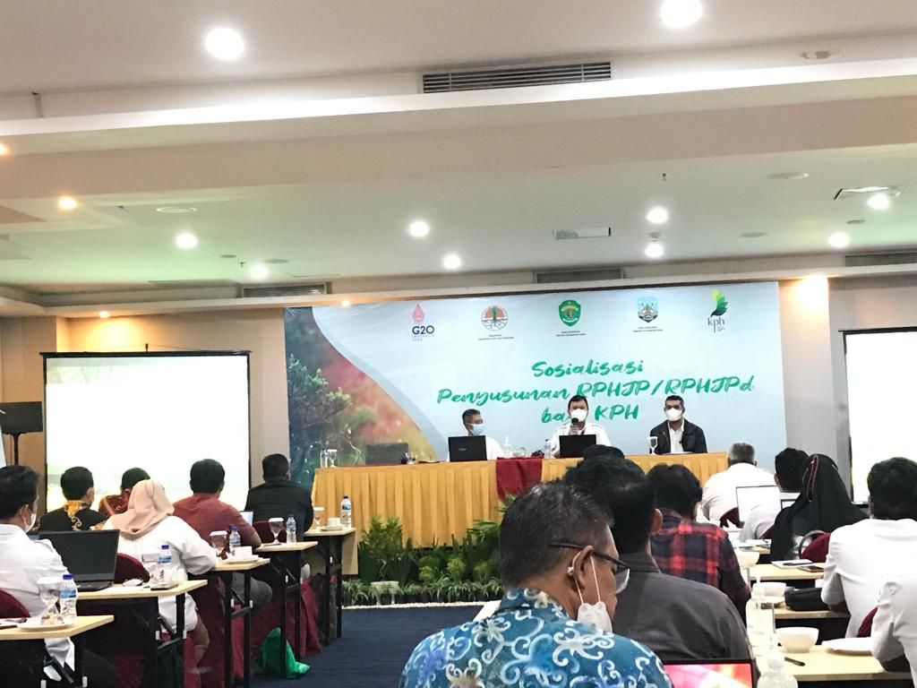 https://dishutkaltim.com/public/admin/images/gambar_berita/1646971922_WhatsApp Image 2022-03-11 at 12.11.29 PM.jpeg
